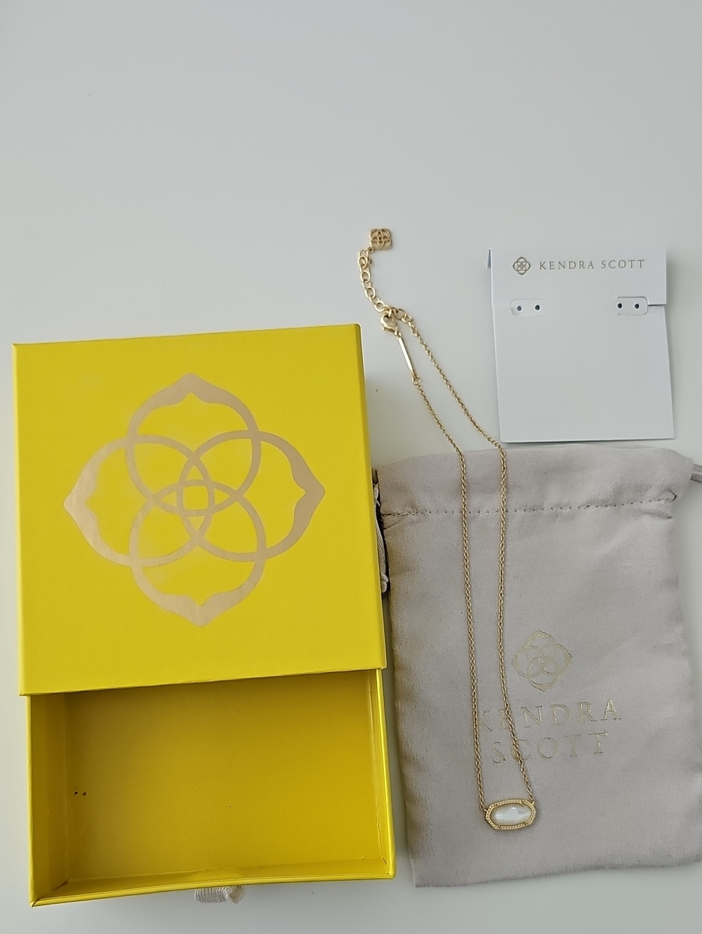Kendra Scott Elise Pendant Necklace Gold Mother Of Pearl With Box - Picture 2 of 3
